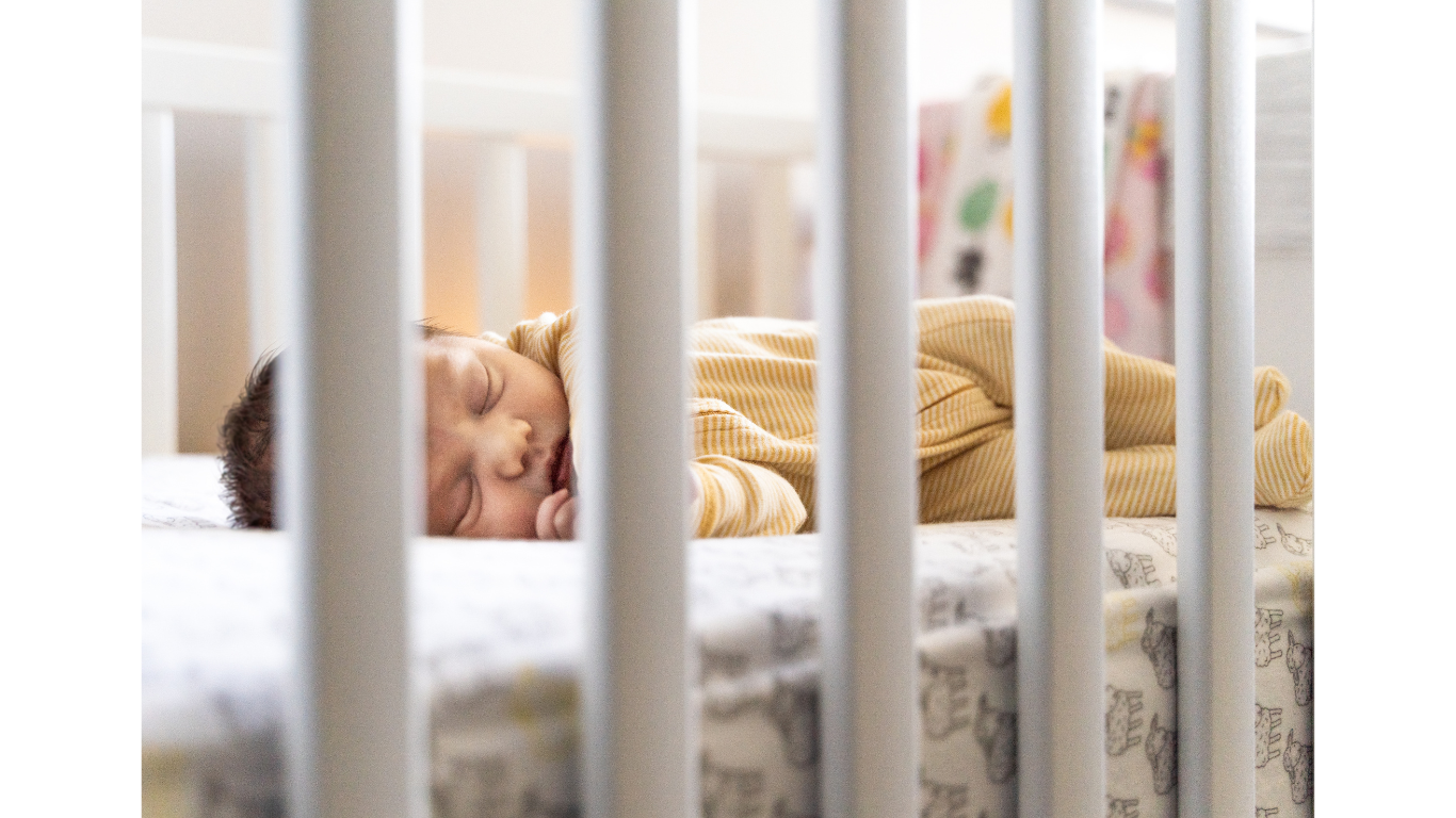 Anak tidur nyenyak di tempat tidur