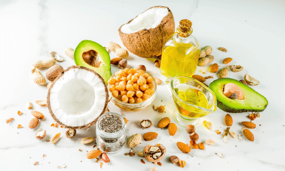 Sumber lemak yang bermanfaat bagi tubuh seperti alpukat, kelapa, minyak zaitun, dan kacang-kacangan.