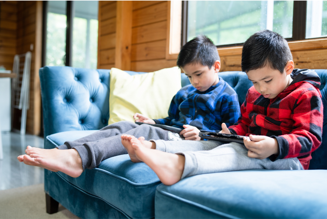 Dua Anak Bermain Gadget