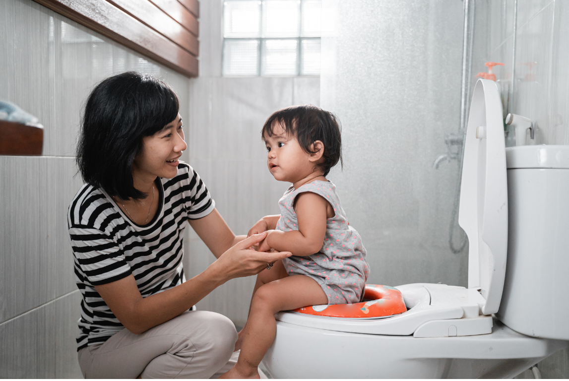 Ibu mulai mengenalkan toilet training pada anak
