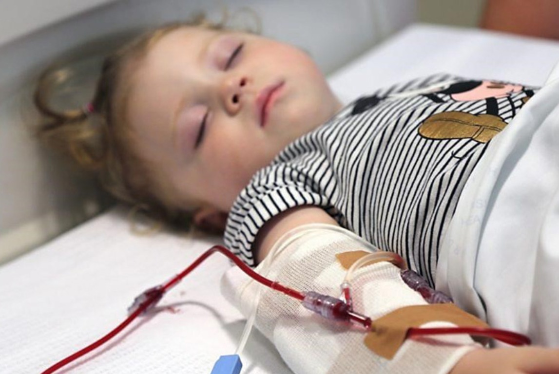 Anak melakukan transfusi darah akibat anemia
