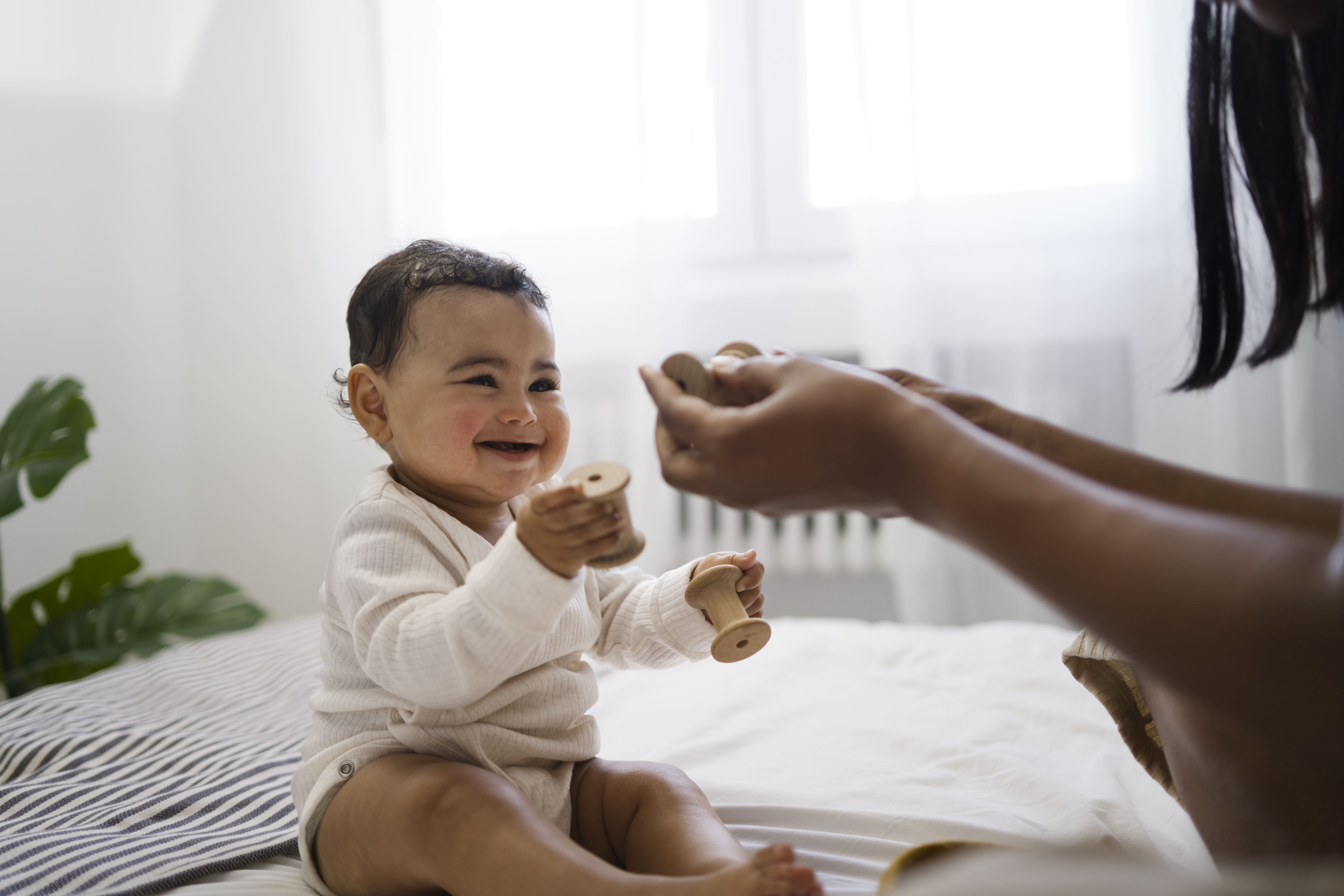 Bayi menggenggam benda